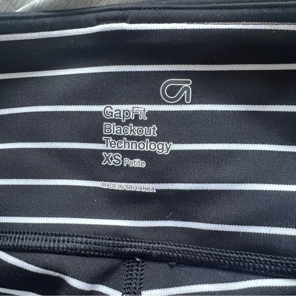 Gap Fit Black & White Striped Mid Rise Capri Leggings - Picture 6 of 6